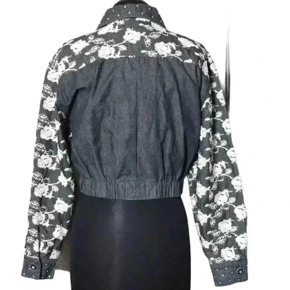 Cache Floral Embroidered Cropped Gray Cream Denim Embellished Jacket Siz… - Picture 2 of 7